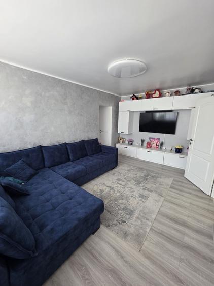 Apartament cu 3 camere semidecomandat în Sârbi