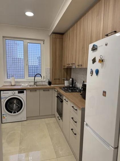 Apartament cu 3 camere decomandat, mobilat în P-ța Romană