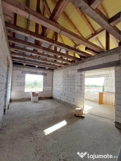 Casă cu 2 camere cu Teren 3289 Mp în Luna