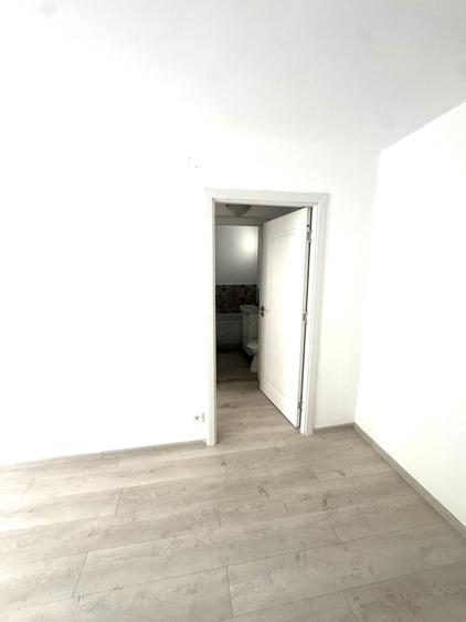 Apartament cu 3 camere semidecomandat în Titan