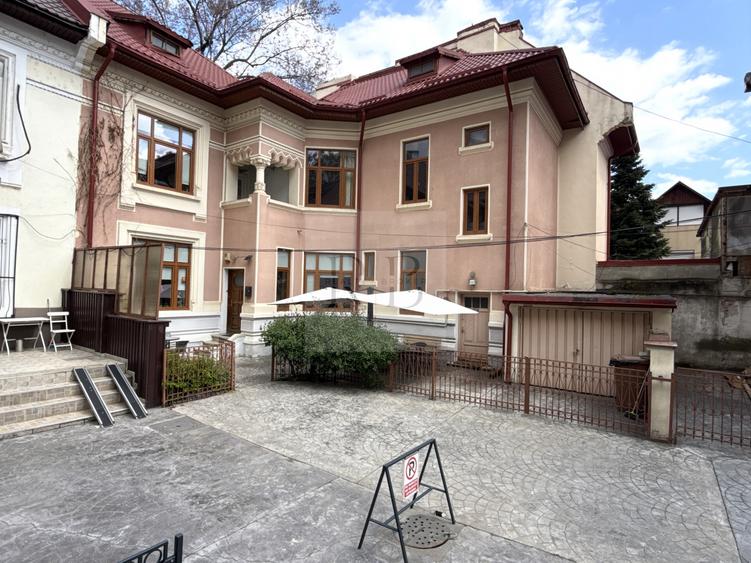 Casă individuală cu 6 camere cu Canalizare în Moșilor