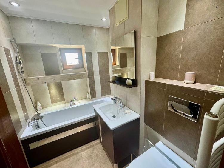 Apartament cu 3 camere decomandat în Podu Roș