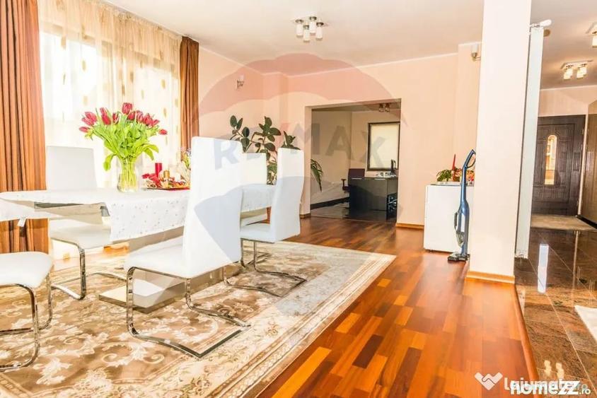 Casă cu 7 camere cu Teren 1071 Mp în Central