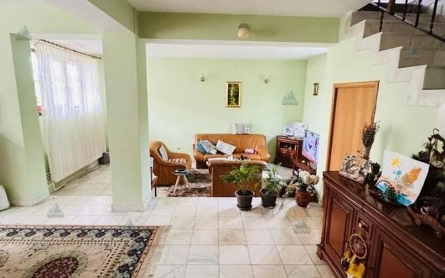 Casă individuală cu 5 camere cu Canalizare în Central