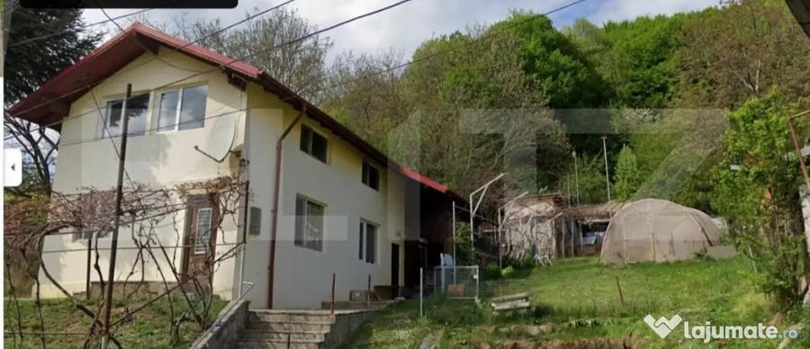 Casă cu 4 camere cu Teren 1500 Mp în Cornu