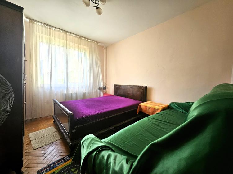 Apartament cu 3 camere decomandat în Drumul Taberei