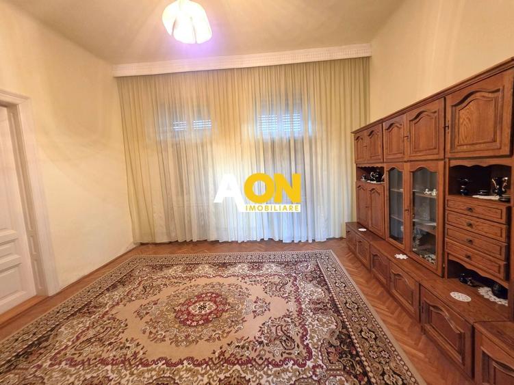 Casă individuală cu 6 camere cu Canalizare în Central