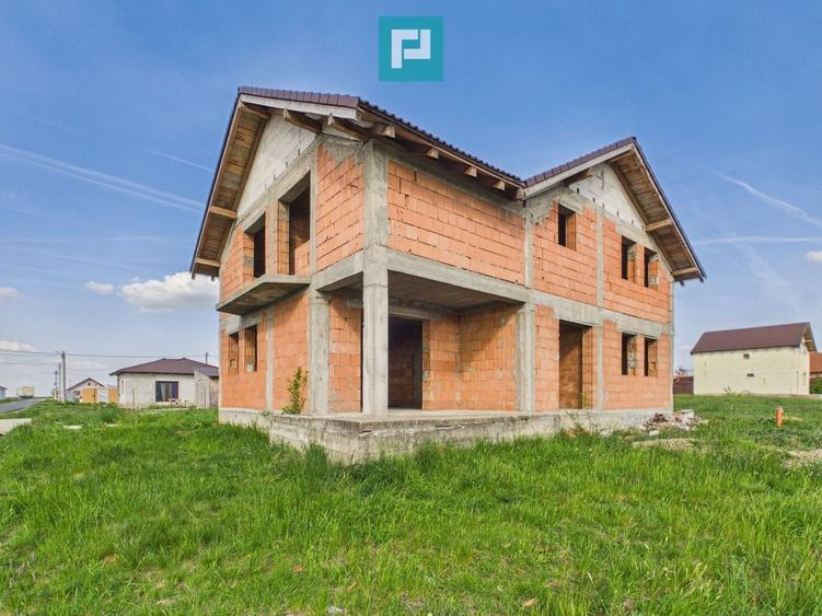 Casă individuală cu 6 camere cu Canalizare în Aluniș