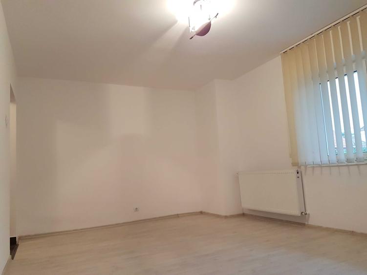 Apartament cu 3 camere decomandat în Exterior Vest