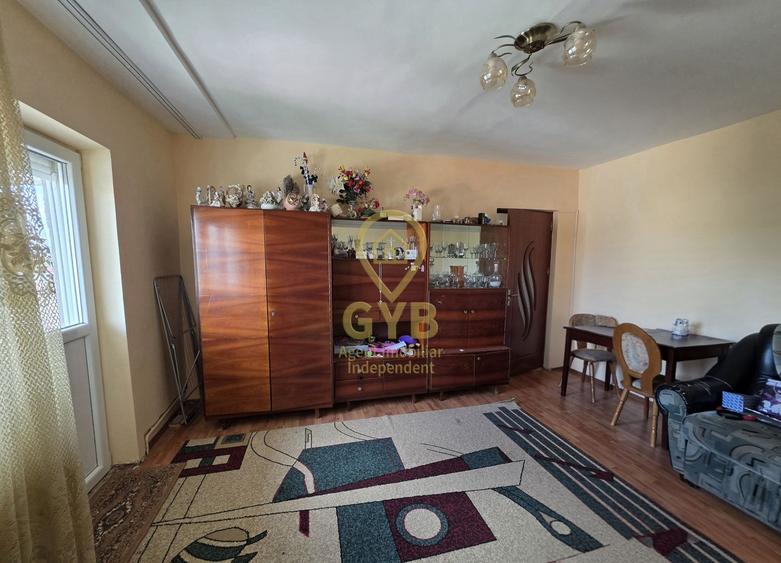 Apartament cu 4 camere decomandat, mobilat în Central
