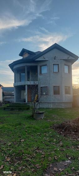 Casă cu 5 camere cu Teren 843 Mp în Dorobanți