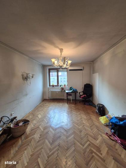 Apartament cu 3 camere semidecomandat în Ștefan cel Mare