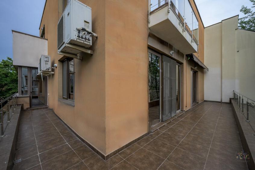 Apartament cu 4 camere semidecomandat în Floreasca