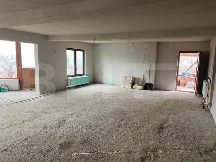 Casă individuală cu 5 camere cu Teren 7100 Mp în Exterior Nord