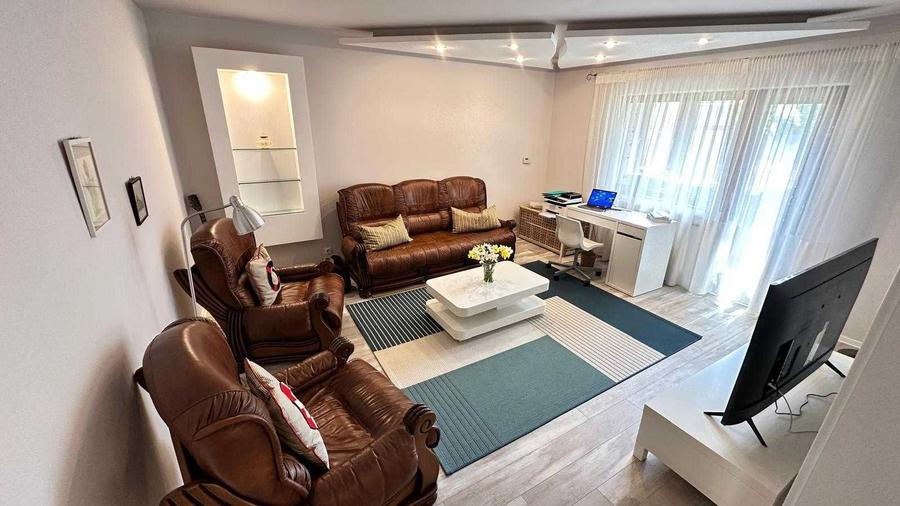 Apartament cu 3 camere decomandat, mobilat în Dâmbovița