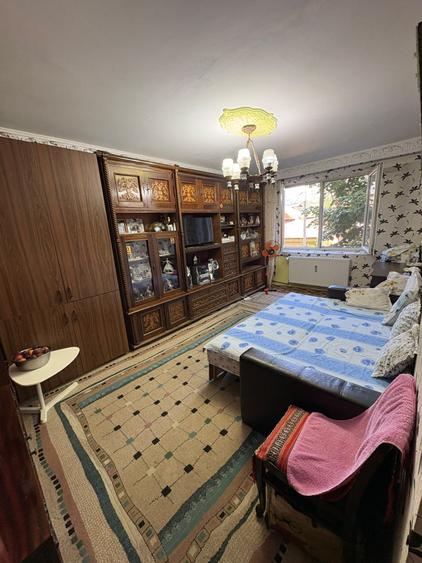 Apartament cu 3 camere decomandat, mobilat în Lujerului