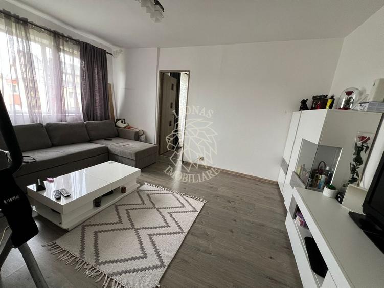 Apartament cu 2 camere semidecomandat, mobilat în Decebal
