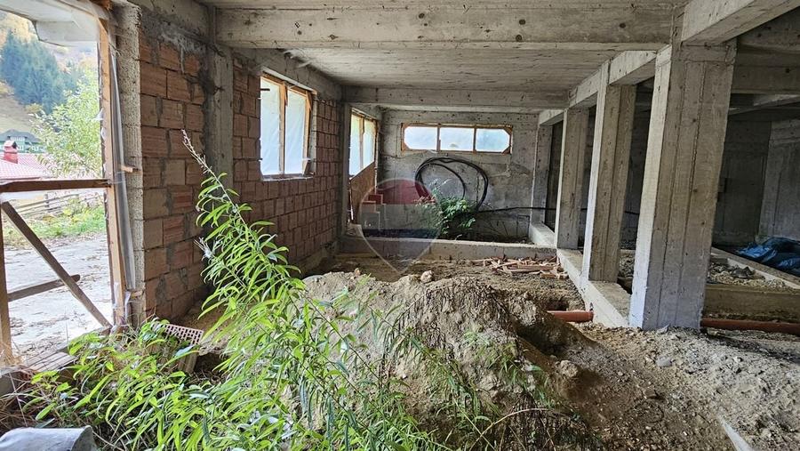 Casă individuală cu 10 camere cu Teren 1055 Mp în Dâmbovicioara