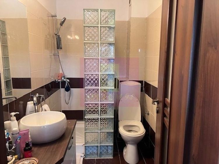 Apartament cu 3 camere semidecomandat, mobilat în Haliu
