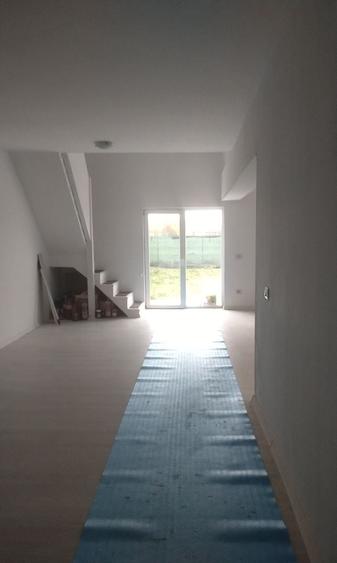 Casă cu 4 camere în Exterior Vest