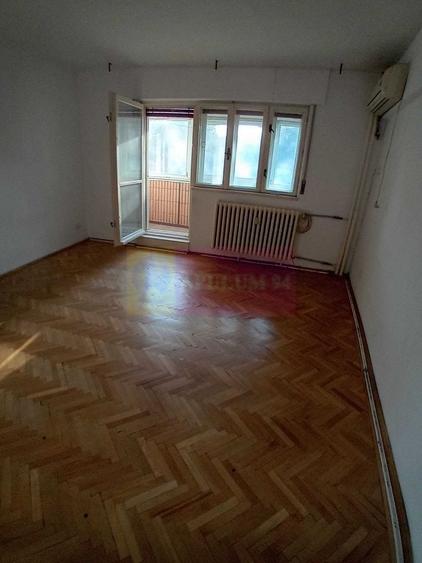 Apartament cu 4 camere decomandat în Libertății