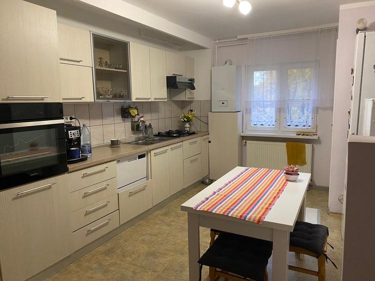 Apartament cu 3 camere decomandat, mobilat în Zorilor