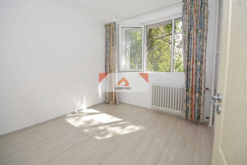 Apartament cu 3 camere semidecomandat în Drumul Taberei