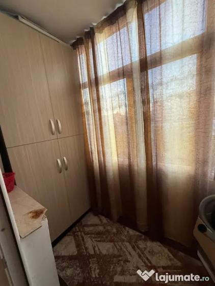 Apartament cu 2 camere semidecomandat în Craiovița Nouă