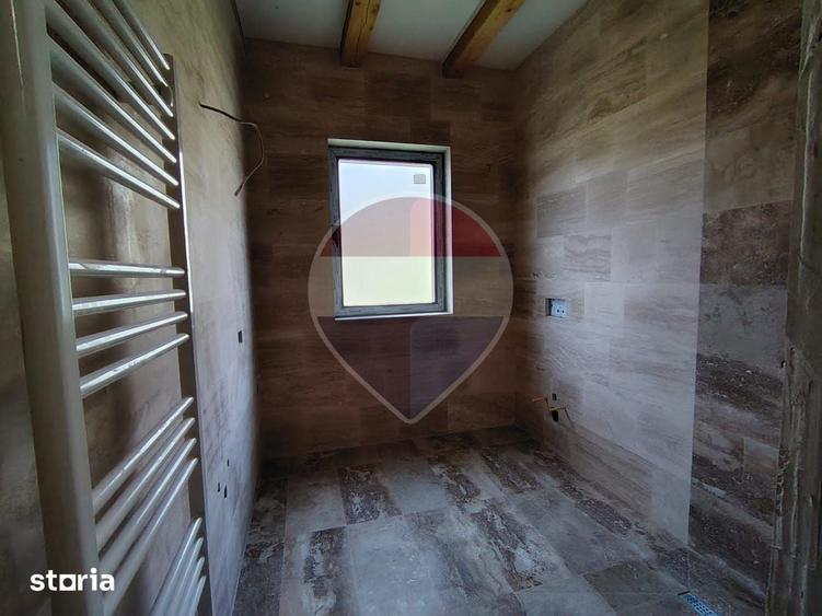 Casă cu 5 camere cu Teren 3400 Mp în Răzvad
