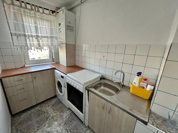 Apartament cu 3 camere semidecomandat în Cetate