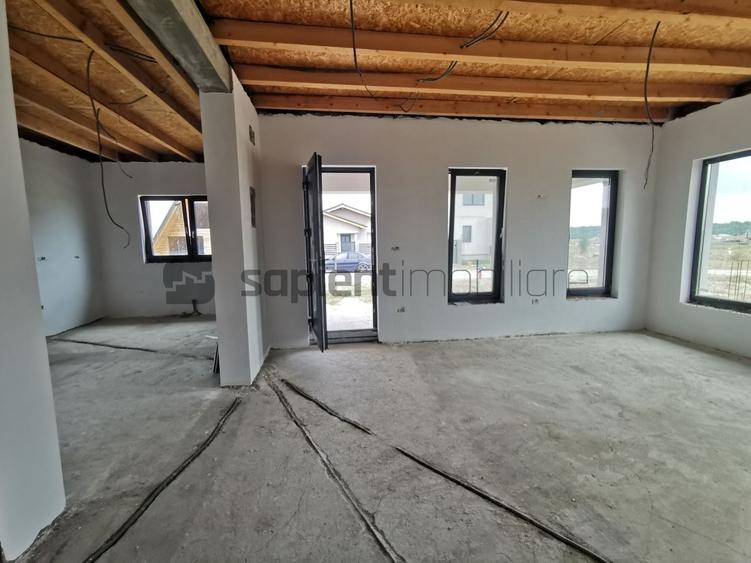 Casă individuală cu 4 camere cu Canalizare în Cihei