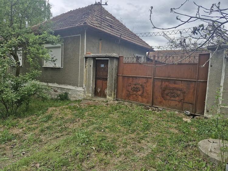 Casă cu 2 camere cu Teren 4561 Mp în Hidiș