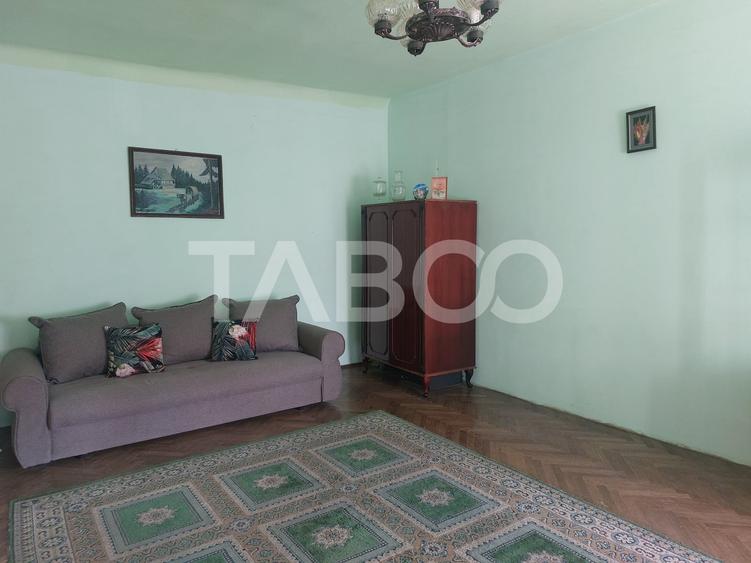 Apartament cu 3 camere semidecomandat, mobilat în Cisnădie