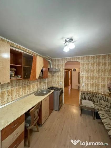 Apartament cu 3 camere decomandat, mobilat în Hotvon