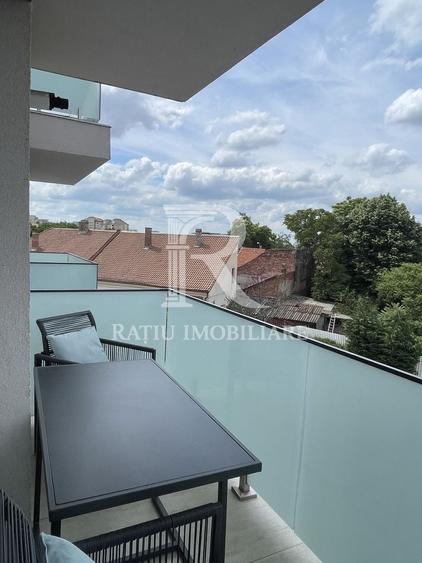 Apartament cu 2 camere semidecomandat, mobilat în Central