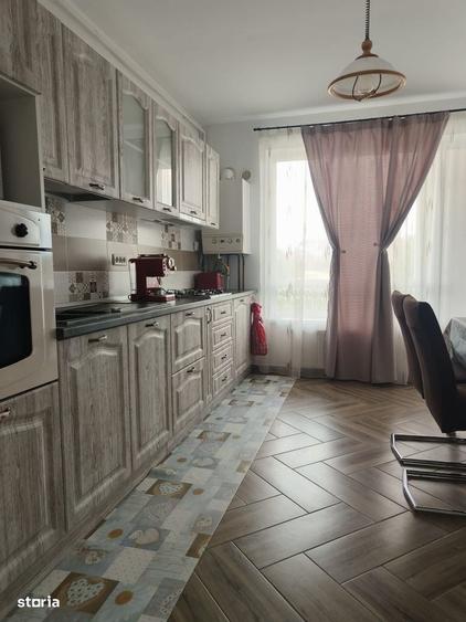 Apartament cu 3 camere în Cristian