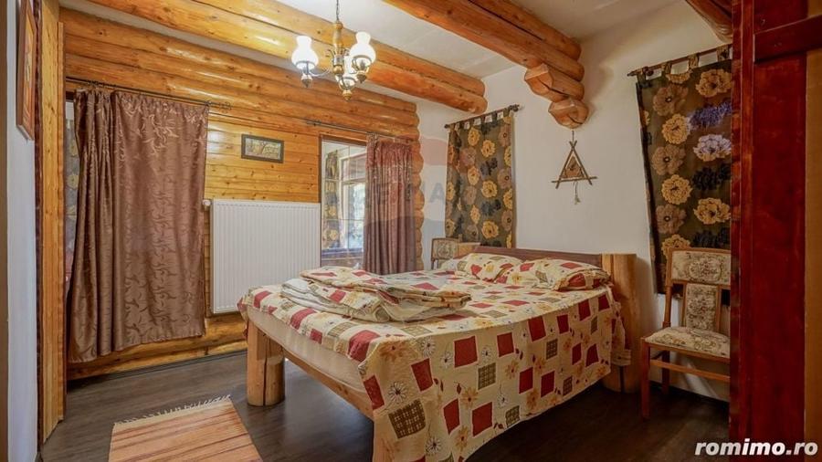 Casă cu 8 camere cu Teren 1000 Mp în Timișu de Jos