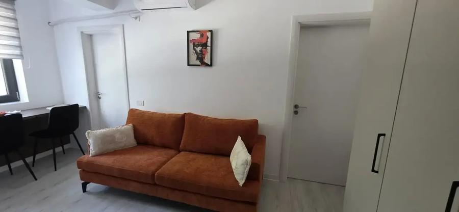 Apartament cu 2 camere semidecomandat, mobilat în Central