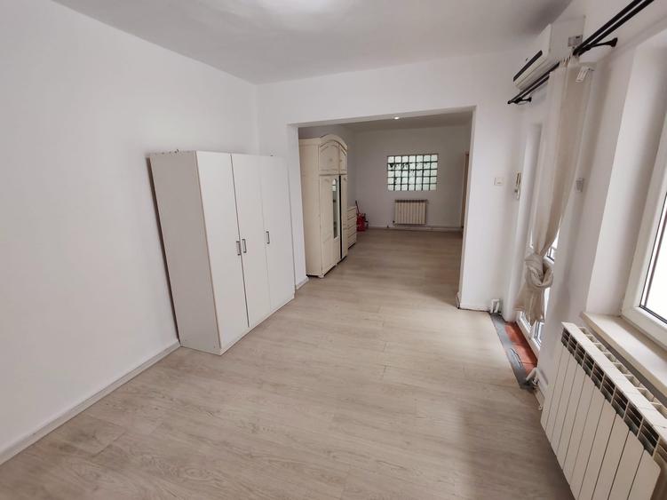 Apartament cu 3 camere semidecomandat, mobilat în Moșilor