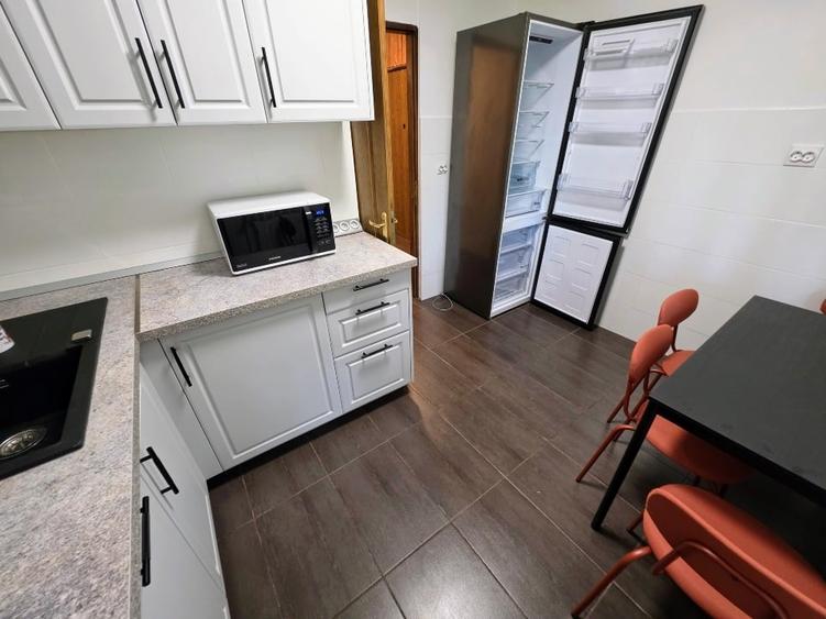 Apartament cu 3 camere semidecomandat, mobilat în Băneasa