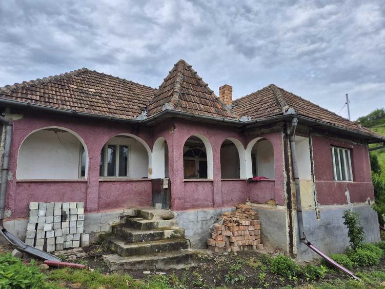Casă cu 3 camere decomandat în Măhal