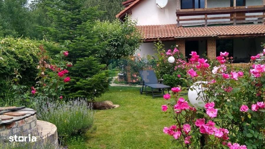 Casă cu 5 camere cu Teren 1800 Mp în Recea