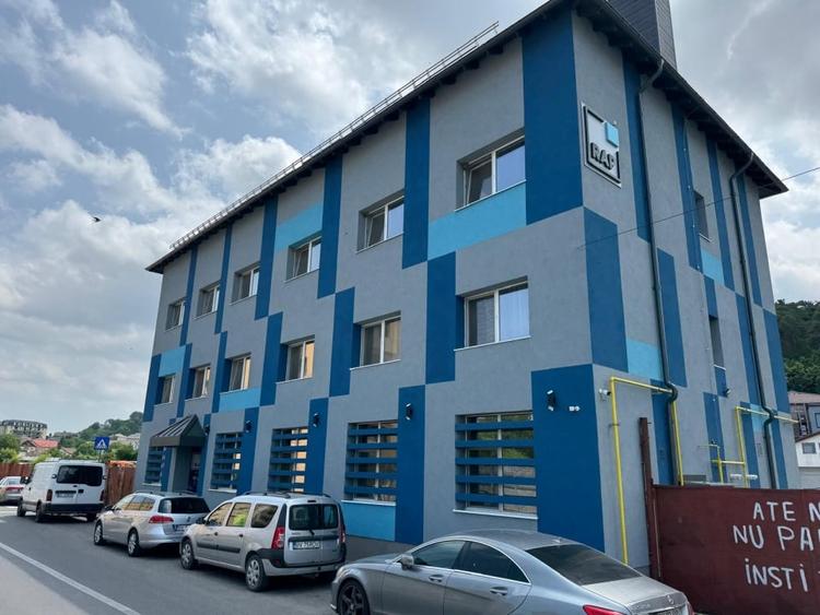 Casă individuală cu 18 camere decomandat cu Canalizare în Carierei