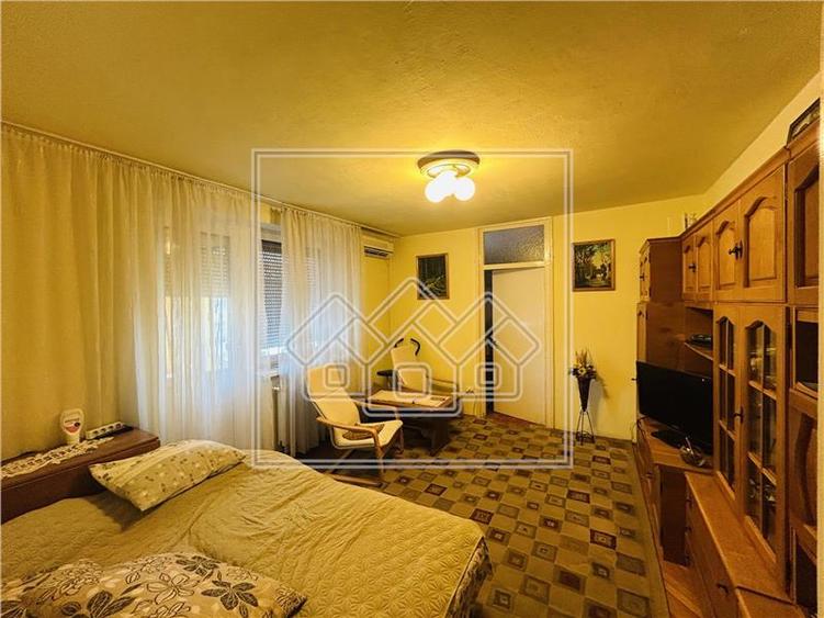 Apartament cu 3 camere semidecomandat în Cedonia
