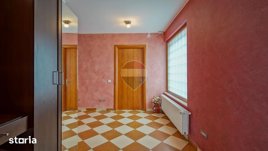 Casă cu 7 camere cu Teren 300 Mp în Central