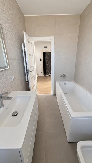 Apartament cu 3 camere semidecomandat în Turnișor