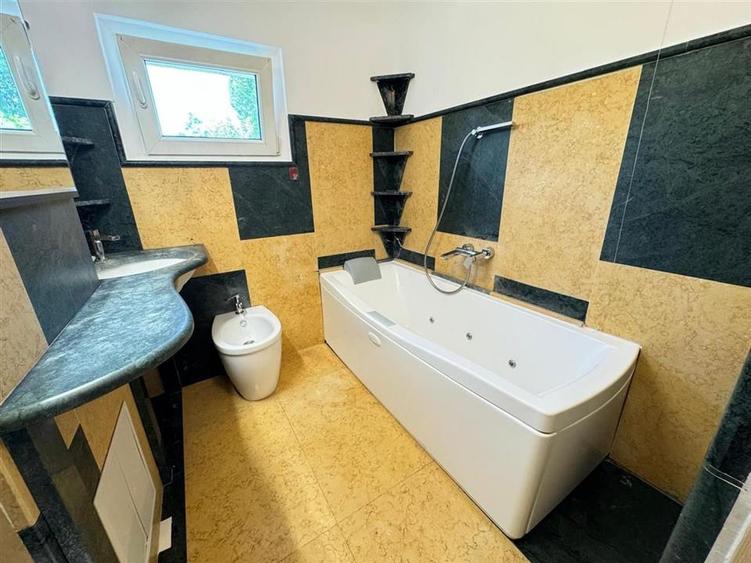 Apartament cu 4 camere semidecomandat în Mircea cel Bătrân