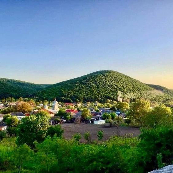 Casă cu 4 camere cu Teren 2000 Mp în Slava Cercheză