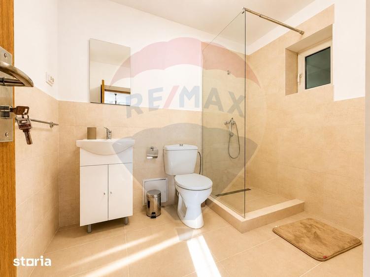Casă cu 9 camere cu Teren 472 Mp în CFR