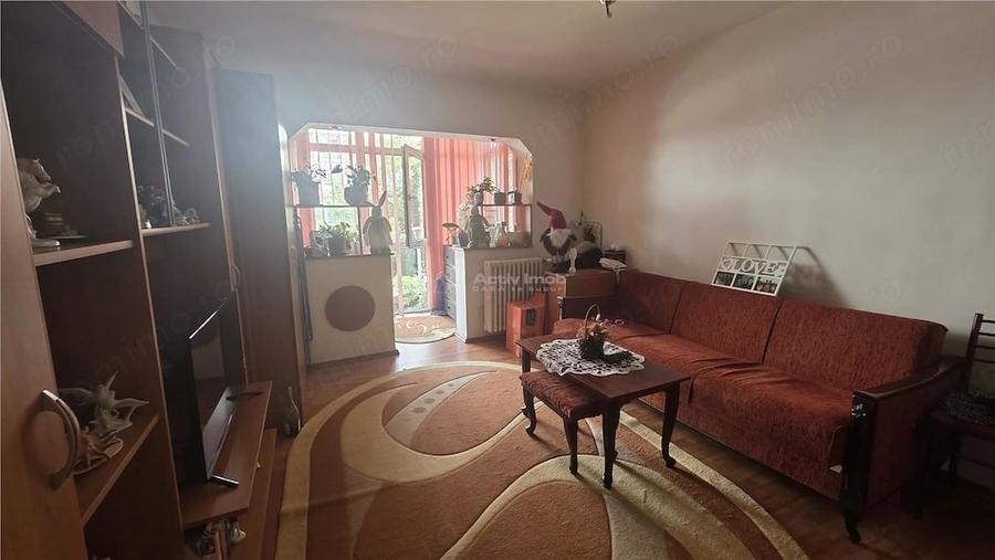 Apartament cu 2 camere semidecomandat în Rovine